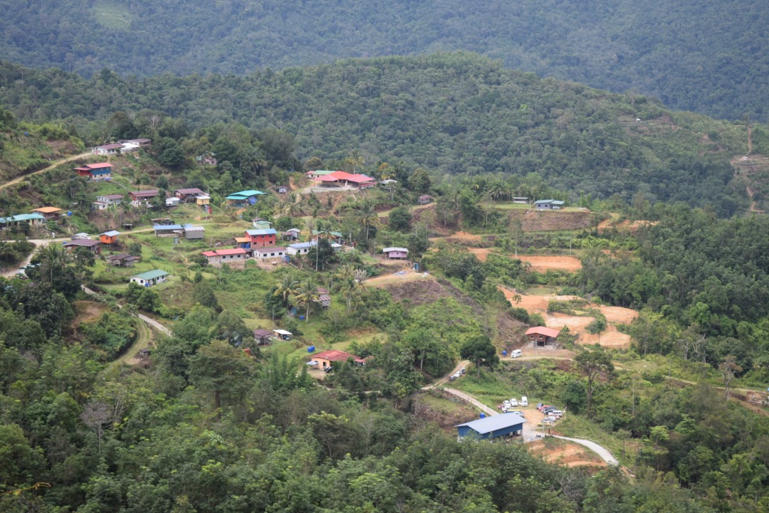 Kampung Sinalapak yang boleh dilihat daripada puncak bukit.