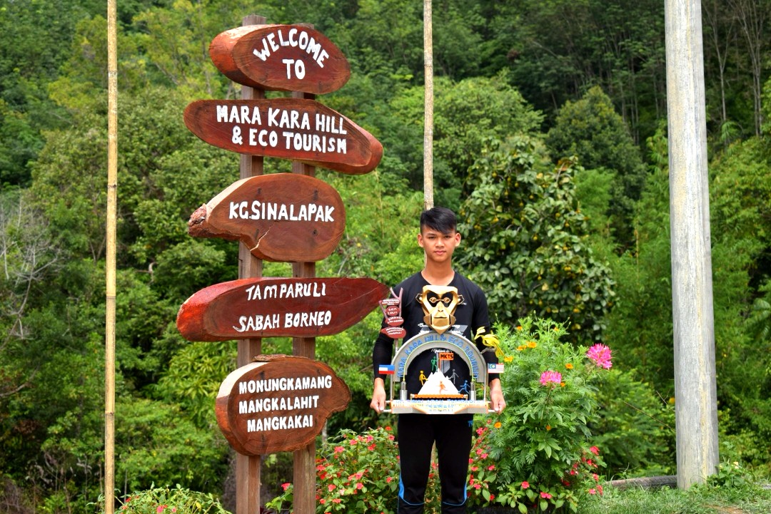 Papan tanda Bukit Mara Kara yang menunjukkan slogan Mangkalahit, Monungkamang, Mangkarakai. 