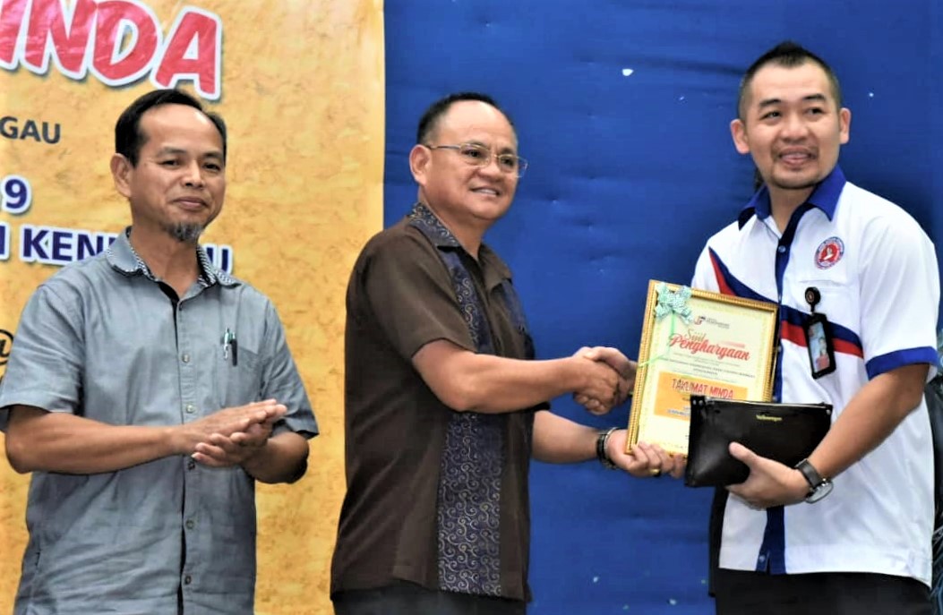 Rasinin (tengah) menyampaikan sijil penghargaan kepada penceramah AADK disaksikan oleh Wasrin (kiri)