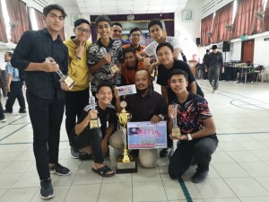 SMAKL Johan Pertandingan Sketsa Rukun Negara Kelab Malaysiaku 2019 Peringkat WPKL bergambar dengan hadiah kemenangan.