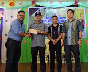 Ewon (dua dari kiri) menyampaikan sumbangan RM10,000 kepada Kundayis untuk Persatuan Kebudayaan Kiau, turut kelihatan Edward (dua dari kanan) dan Saikam (kanan).