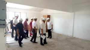 Menteri Besar, Aminuddin melawat ruang tamu diubahsuai sebagai kaunter pejabat. 