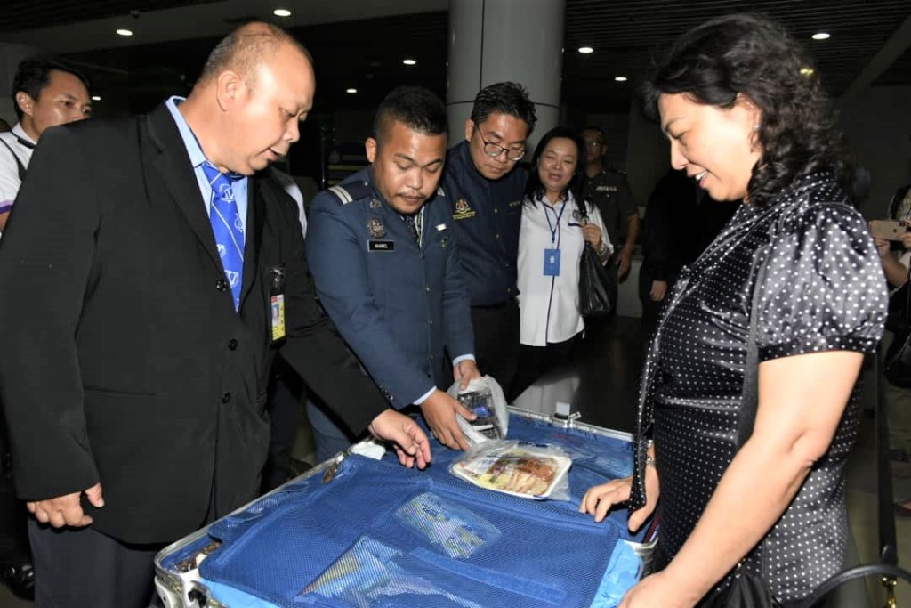 Sim (tiga dari kiri) dan Mary (empat dari kiri) menyaksikan proses penguatkuasaan bagi penerbangan dari Guangzhou.