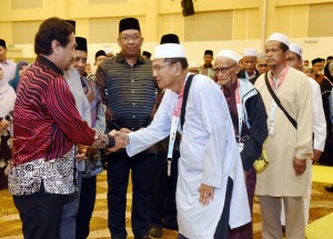Sultan Mizan Zainal Abidin (kiri) bersalaman dengan jemaah haji pada Majlis Penyempurnaan Pelepasan Jemaah Haji Ke Tanah Suci Musim Haji 1440H/2019M.