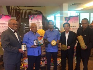 Ishak (dua dari kiri) menunjukkan antara produk-produk dari Malaysia yang akan dijual sempena Malaysia Fest 2019.