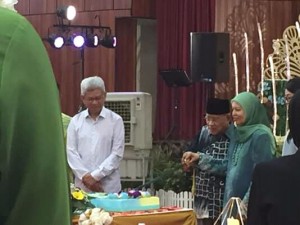 Acara memotong kek hari ulangtahun oleh TYT Tun dan Toh Puan