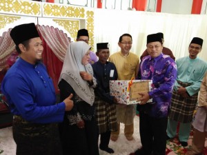 Setiausaha Majlis Agama Islam Melaka, Azman Aziz menyampaikan sumbangan kepada pasangan saudara muslim.