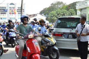 Tengku Amir menunggang sendiri motosikal semasa bersiar-siar di Kampung Kerdas dan Kampung Changkat.