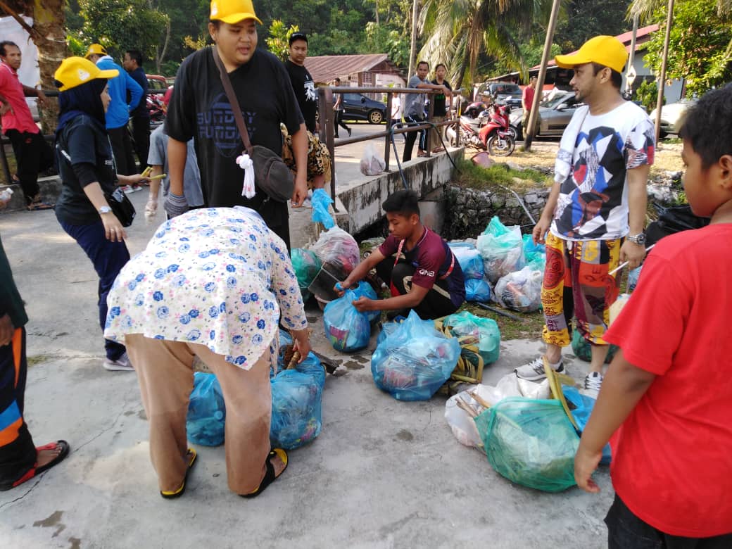 Antara sampah-sampah yang berjaya dikumpulkan dalam program membersih sungai di Jalan Sepakat, Kampung Melayu Batu 16 Rawang semalam.