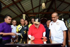 Sultan Johor menandatangani plak perasmian pusat pembenihan dan pemeliharaan ikan kelah, Far East Planet  di Kampung Air Merah, Mersing.