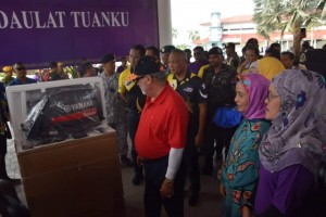Sultan Johor mengurniakan enjin bot kepada Bulan Sabit Merah Malaysia Daerah Mersing di Mersing Harbour Centre.