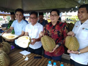 Norhizam Hasan Baktee menunjukkan Durian Lima Jari kepada Media.