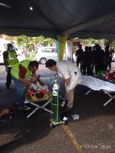 Anggota paramedik sedang melakukan kerja menyelamat mangsa Tsunami