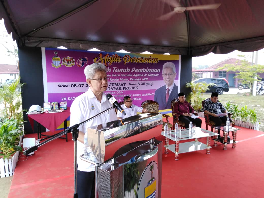 Datuk 'Ir Ahmad Zakiyuddin Abd Rahman ketika menyampaikan ucapan perasmian majlis pecah tanah Sekolah Agama di Kuala Muda, Penaga