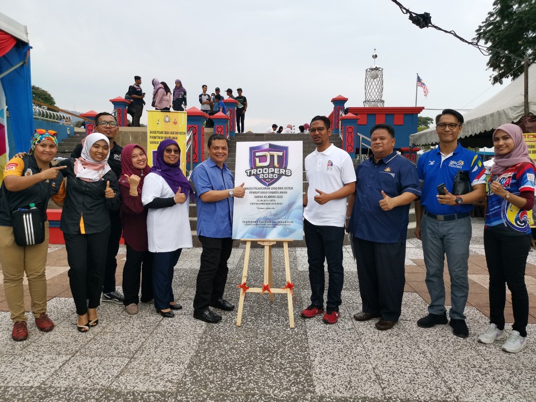 Sheikh Umar (empat dari kanan) bersama Logo Sukarelawan SUKMA Johor XX 2020 yang dilancarkannya