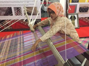 Siti Hawa menunjukkan demonstrasi menenun songket Sarawak tenunan tangan