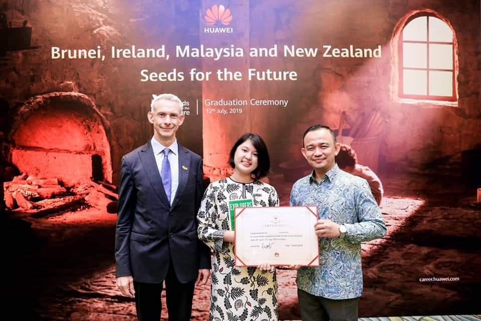Tan Mei Jun (UMS) menerima sijil Top 10 of MOE - Huawei Malaysia Seeds for the Future 2019. (ihsan Dr. Tan Soo Fun)