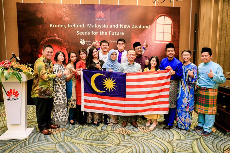 Pelajar-pelajar Malaysia bersama Menteri Pendidikan Malaysia, YB Dr. Maszlee Malik (ihsan Huawei Seeds For Malaysia)
