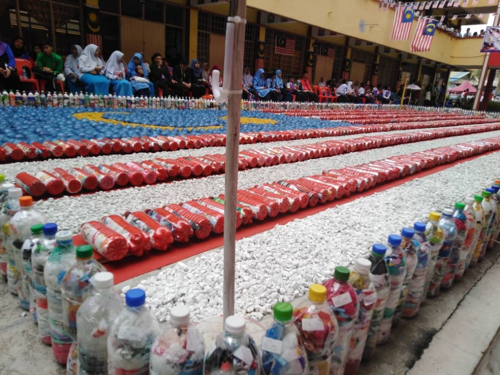 Sebanyak 1,288 ecobrick iaitu botol plastik yang dipadatkan plastik buangan dapat menghasilkan Jalur Gemilag gergasi.