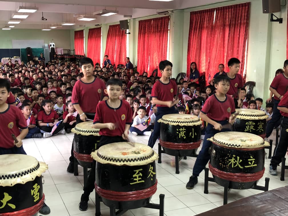 Persembahan Gendang oleh pelajar SJK Chung Hua Bau bagi merai kehadiran konvoi KMJG di dewan sekolah