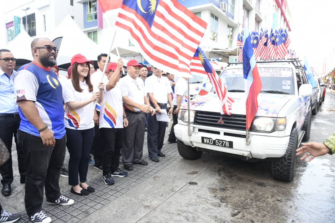 FLAG OFF...Vivian (dua dari kiri) membuat flag off konvoi KMJG JaPen Sabah.