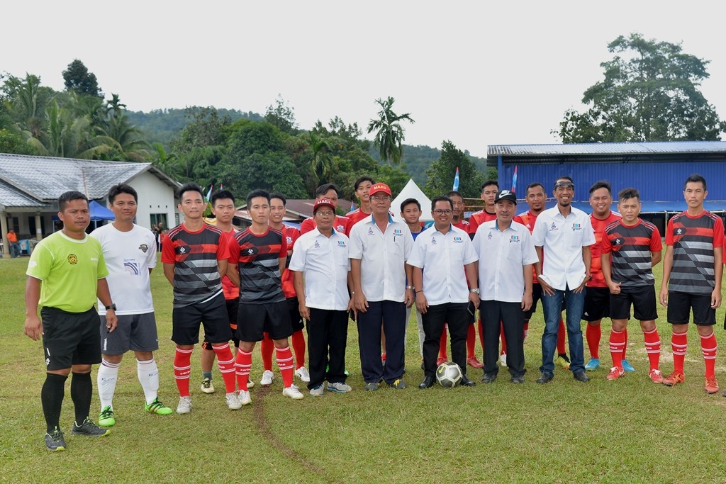 Abd. Latif (enam dari kanan) merakamkan gambar kenangan bersama salah satu pasukan yang mengambil bahagian pertandingan bole sepak.