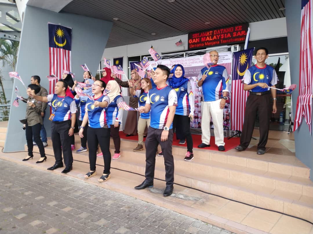 Nyanyian lagu Jalur Gemilang oleh kakitangan Jabatan Penerangan Negeri Sarawak semasa menyambut ketibaan Konvoi 