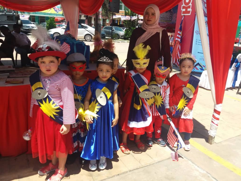 Adik Siti Aisyah Zulkifli 6, sama-sama menyemarakkan sambutan KMJG dengan peragaan pakaian beragam
