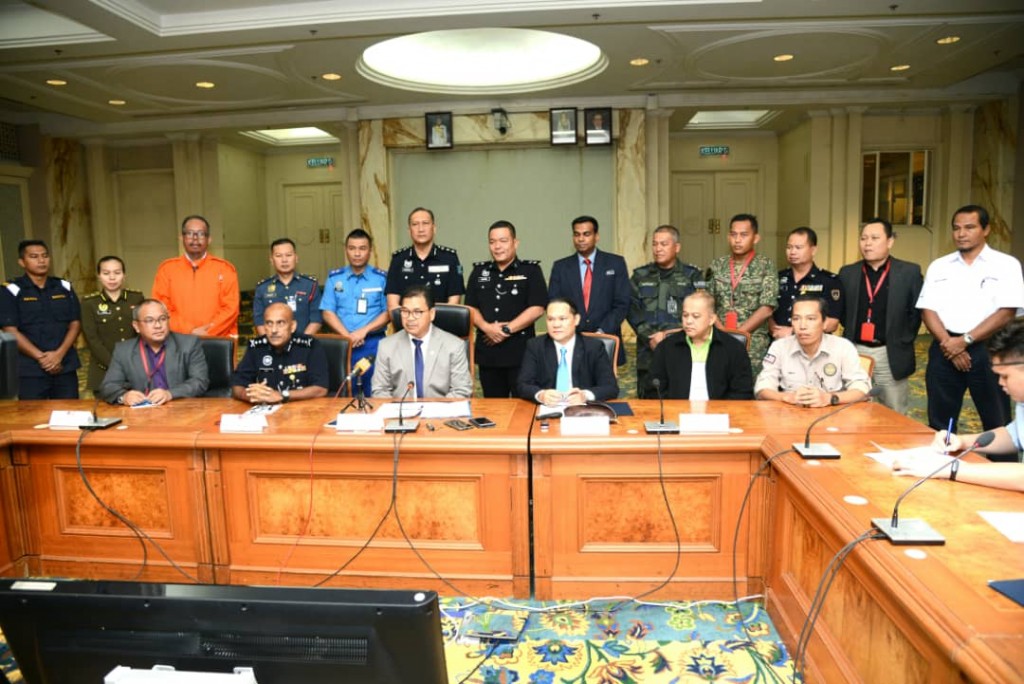 Gambar kenangan :Ik Pahon (tiga kiri) bersama Wan Samsulri (tiga kanan), Dev Kumar (Dua kiri) bersama Ketua Jabatan dan wakil dari pasukan keselamatan, agensi penguatkuasaan Keselamatan Negeri Sarawak, NADMA Putrajaya, agensi-agensi sukarela dan swasta semasa Sidang Media