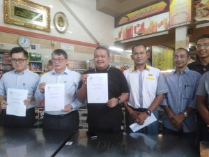 (Dari kiri) Chua Wei Kiat, William Leong dan Mohd Sany menunjukkan warta Kerajaan Persekutuan berkaitan larangan kenderaan berat lima tan pada waktu puncak Jalan Selayang-Rawang.
