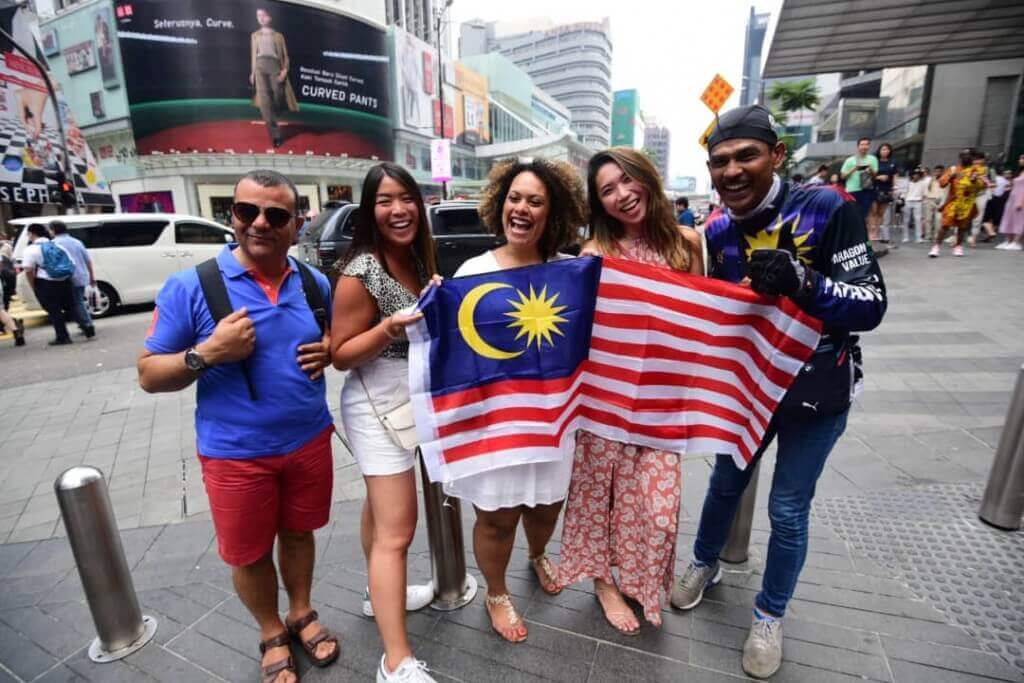Pengunjung bergambar bersama Mazlan Ahmad.