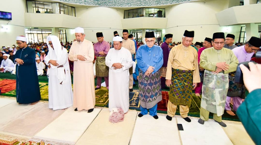 Imam Besar MNS, Ustaz Suhaidi Kuanting (kiri), Bungsu (dua dari kiri), Tun Juhar (tiga dari kiri), Aidi (tengah) dan Syed Abas (tiga dari kanan) dan Uda (dua dari kanan) menunaikan solat sunat sejurus tiba di ruang solat utama Masjid Negeri Sabah. 