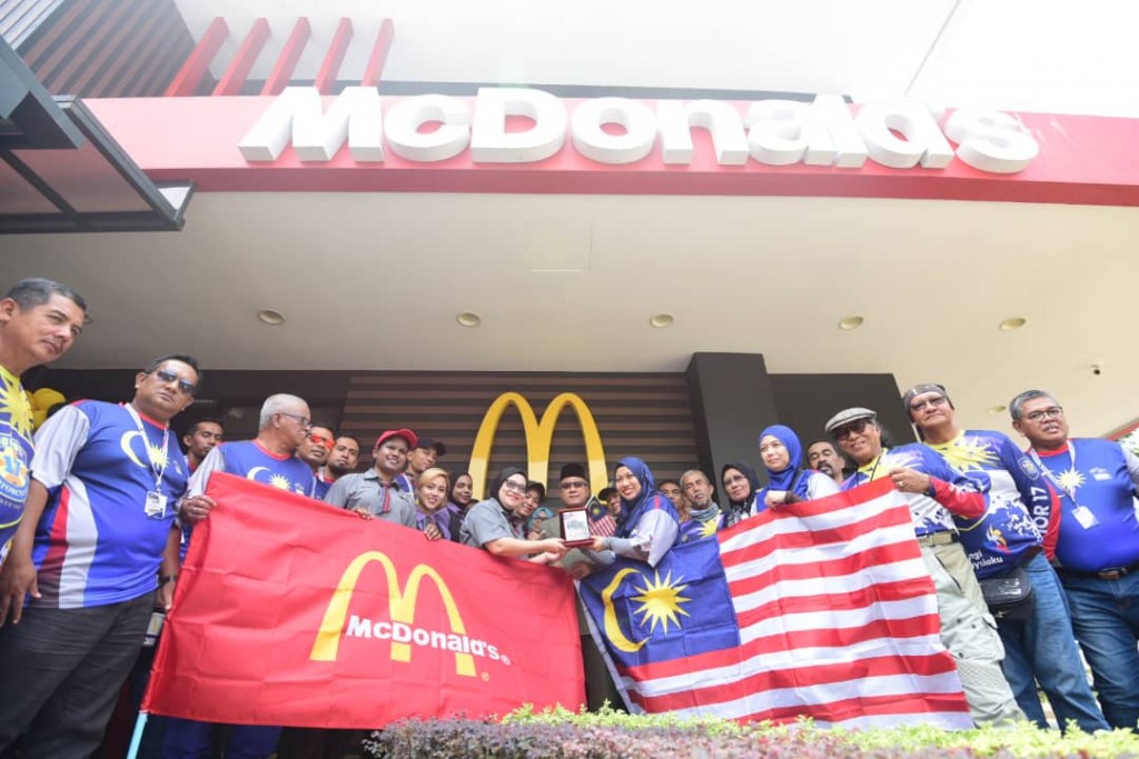 Ketua Konvoi menyampaikan cenderamata kepada pihak McDonald’s Putrajaya 