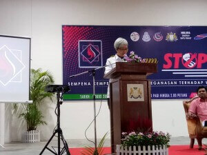 Timbalan Speaker Dewan Undangan Negeri Johor merangkap ADUN (Kawasan Penggaram) Gan Peck Cheng ketika berucap di Majlis Perasmian Program Stop It Survive (S.I.S) daerah Batu Pahat.