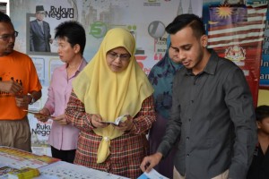 Rodziah (dua dari kanan) melawat kaunter pameran bahan penerbitan Jabatan Penerangan Selangor semasa Program Sayangi Desa.