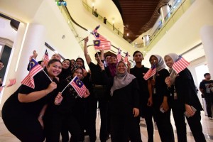Pelajar Politeknik Ibrahim Sultan, Pasir Gudang bersemangat mengibarkan bendera Jalur Gemilang pada Majlis Pelancaran Bulan Kemerdekaan dan Kembara Merdeka Jalur Gemilang peringkat Daerah Johor Bahru hari ini.