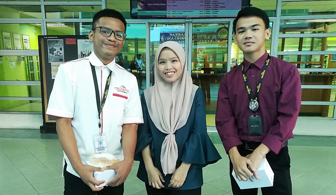 Mohd. Aiman (kiri) dan Rupenus (kanan), antara pelajar Jabatan Pelancongan dan Hospitaliti yang menerima anugerah pelajar cemerlang bersama penterjemah mereka, Nornazwa Nazihah. 