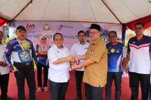 Penyerahan Jalur Gemilang turut disampaikan kepada wakil-wakil Jabatan dan Komuniti Harapan Malaysia Daerah Kluang.