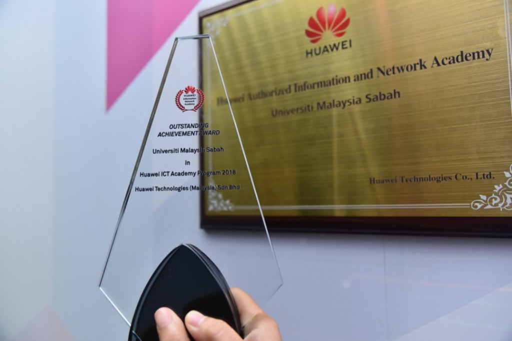 Anugerah Outstanding Achievement Award UMS daripada Huawei
