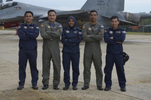 Mejar Khairul (dua dari kiri), Lt. Nur Afifah (tengah) bersama seorang lagi juruterbang dan jurutera pesawat Sukhoi.