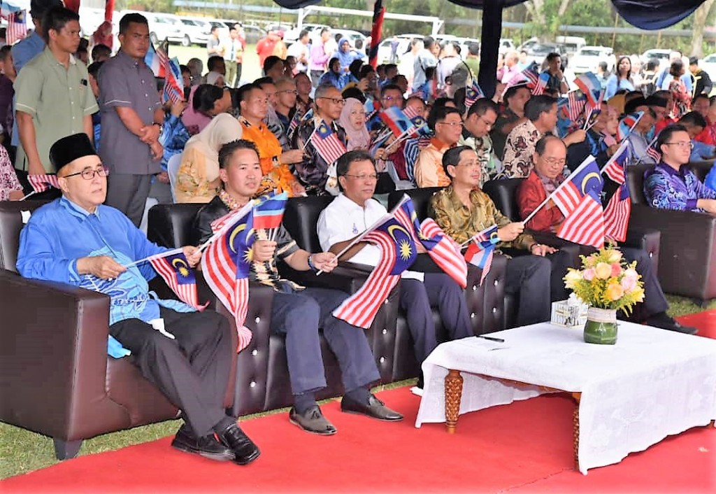 Speaker Dewan Undangan Negeri (DUN), Syed Abbas Syed Ali (kiri), Menteri Pembangunan Infrastruktur, Datuk Peter Anthony (dua dari kiri), Shafie (tengah), Pegawai Daerah Ranau, Mohd Yassin Ibrahim (tiga dari kanan) dan Timbalan Ketua Menteri, Datuk Seri Wilfred Madius Tangau (dua dari kanan) menyaksikan persembahan Pentarama dari JaPen Sabah. 