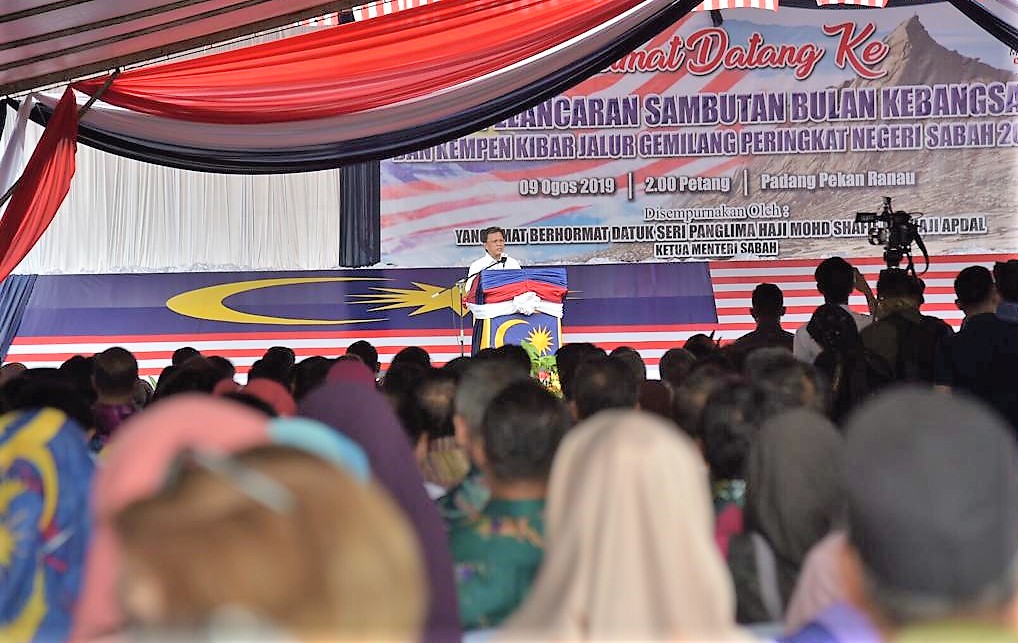 Shafie menyampaikan ucapan pada Majlis Pelancaran Bulan Kebangsaan dan Kibar Jalur Gemilang peringkat negeri di Padang Daerah Ranau. 