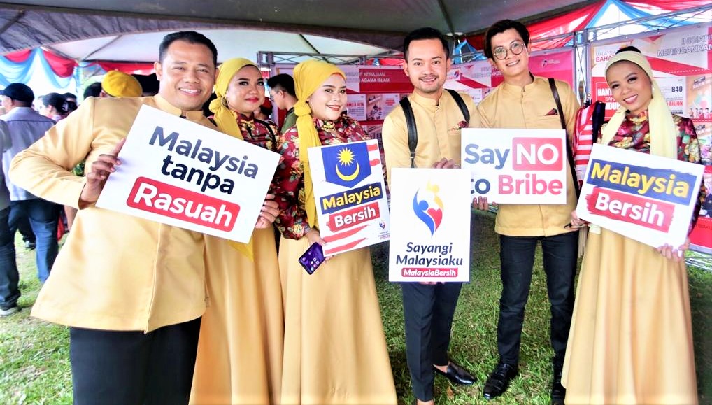 Artis Pentarama Jabatan Penerangan Sabah mempromosikan logo rasmi dan tema hari kebangsaan 2019 serta slogan Malaysia tanpa rasuah kepada pengunjung yang hadir. 