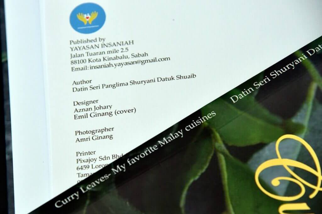 Curry Leaves kebanggaan Shuryani diterbitkan oleh Yayasan Insaniah.