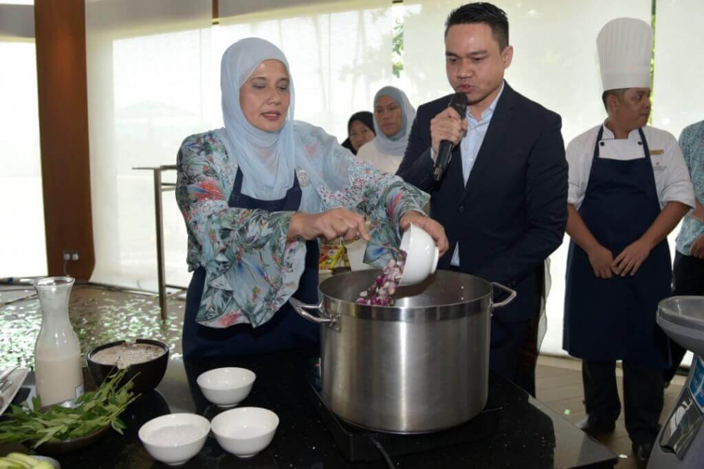 Demonstrasi masakan Kari Kepala Ikan oleh Shuryani