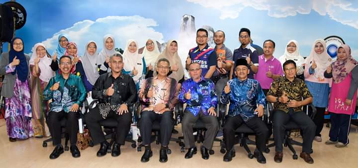 Bersama Pengetua Sekolah Kelab Malaysiaku Daerah Melaka Tengah. 