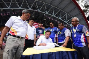 Dato' Seri Anwar Ibrahim ketika menandatangani buku KMJG19. 