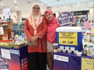 Usahawan produk sutra dan asam girl Hanifah Hanim dan usahawan produk ubi masin dan molten Nur Farrah Jamaludin.