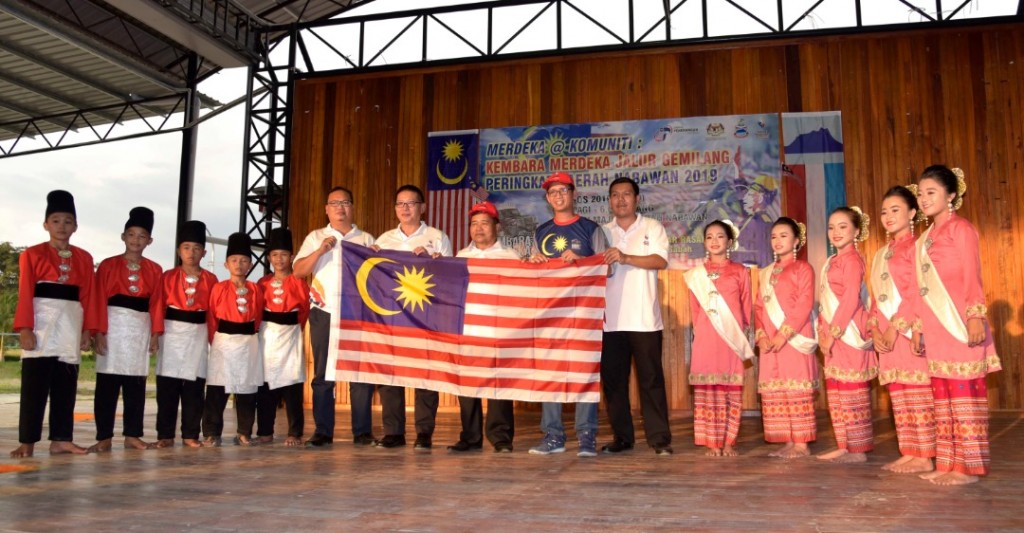 Ahuar(tengah) menerima bendera daripada Ketua Konvoi, Patrick Liang Ngau (tujuh dari kanan)
