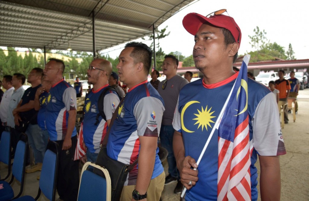 Antara peserta yang bersemangat menyanyikan lagu Malaysia Bersih. 